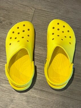 CROCS Classic Clog in Bright Yellow